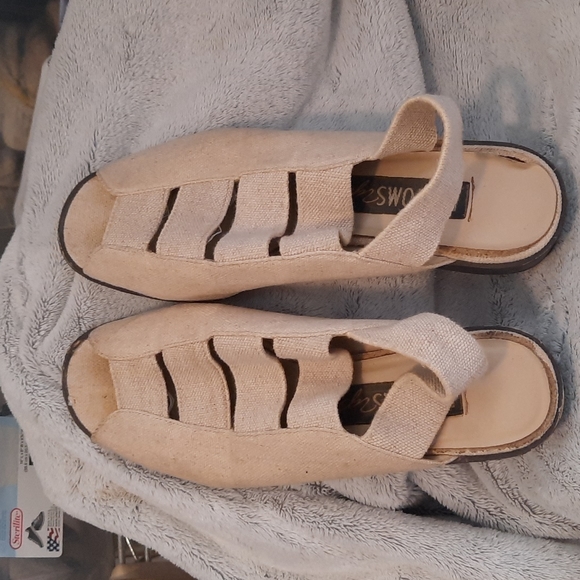 Bottoms up Womens slip on with back strap - Picture 1 of 3